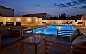 Lucy Apartments With Heated Pool & Free Private Parking